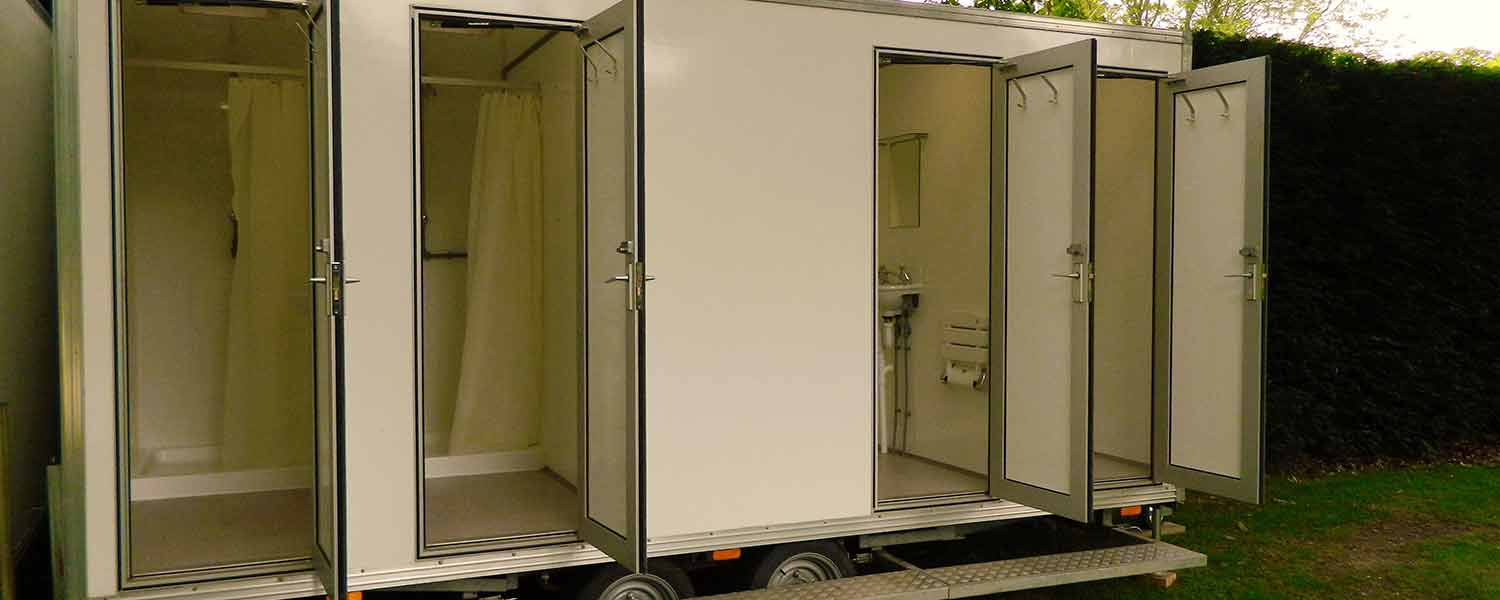 White 4 bay mobile shower unit